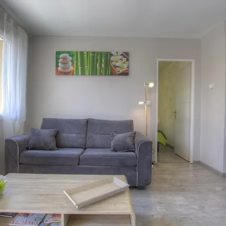 Pérouges, 3 Pièces, 6 Personnes - Fr-1-493-324 Appartement *